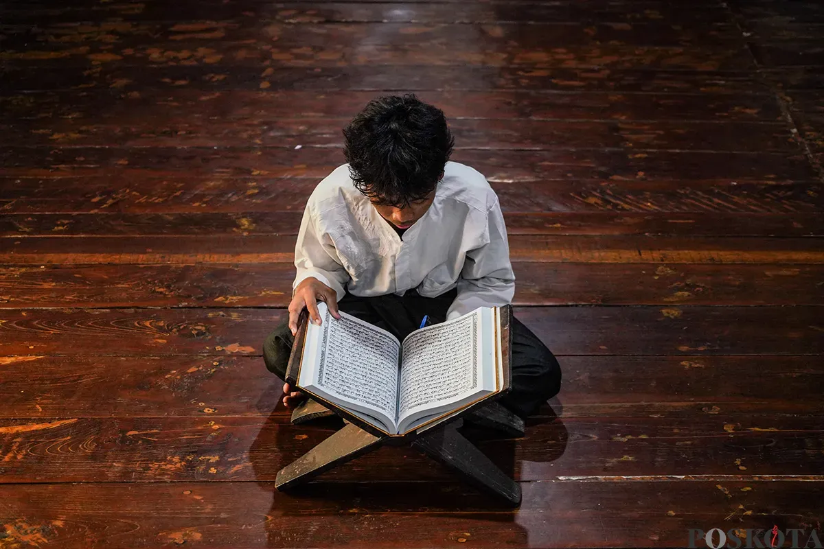 Umat muslim melaksanakan shalat serta membaca Al Quran di Masjid Langgar Tinggi di Jalan Pekojan Raya, Tambora, Jakarta Barat, Rabu, 12 Maret 2025. (Sumber: Poskoata/ Bilal Nugraha Ginanjar)