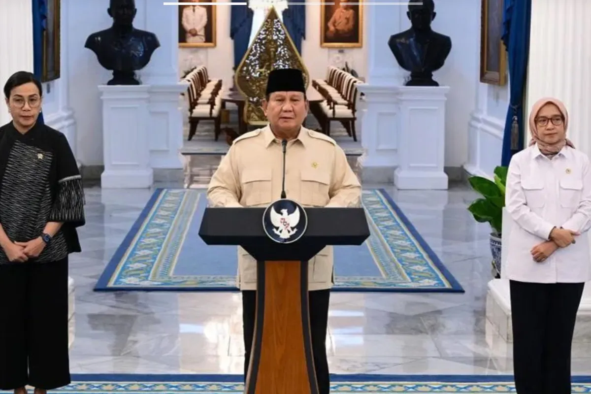 Potret Presiden Prabowo Subianto (tengah) didampingi Menteri Keuangan, Sri Mulyani (kiri) dan MenPANRB, Rini Widyantini (kanan) saat mengumumkan terkait THR PNS 2025 dan gaji ke-13. (Sumber: Kemenkeu)