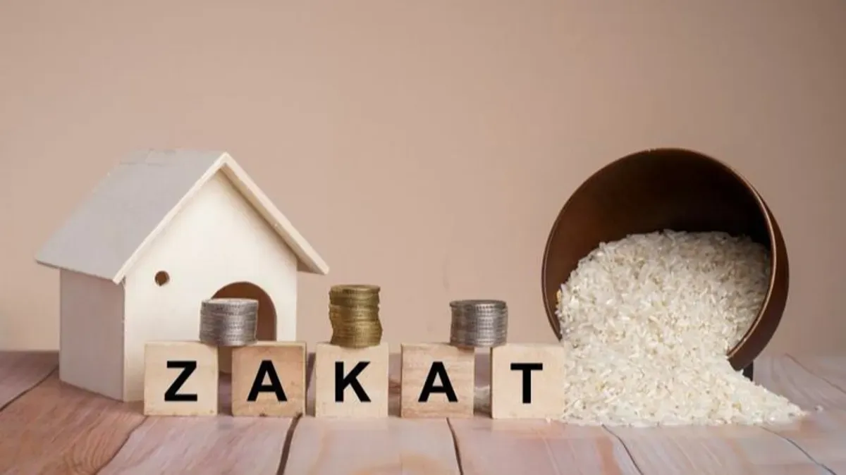 Buya Yahya memberikan penjelasan mengenai cara sah membayar zakat fitrah melalui transfer atau aplikasi digital, dengan memastikan zakat sampai kepada yang berhak. (Sumber: Pinterest)