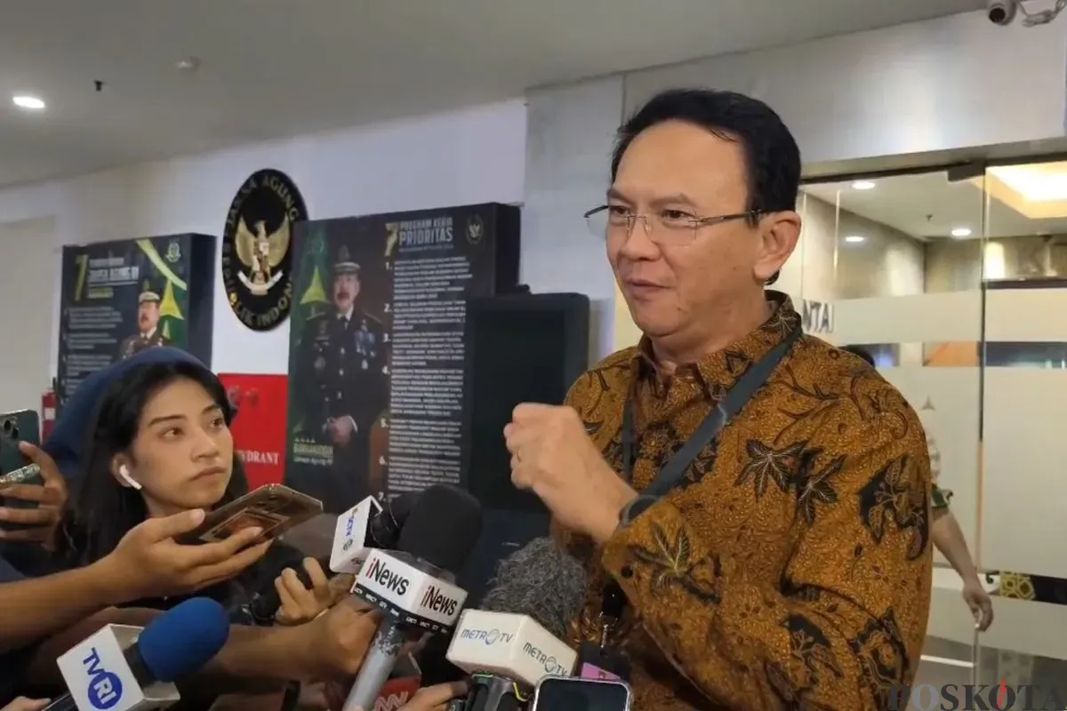 Mantan Komisaris Utama PT Pertamina Basuki Tjahaja Purnama alias Ahok saat tiba di Kejagung, Jakarta Selatan, Kamis, 13 Maret 2025. (Sumber: Poskota/Ali Mansur)