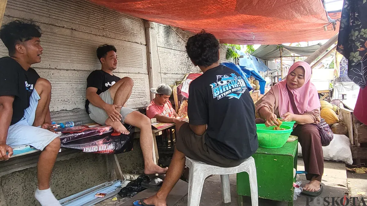 Warga Muara Angke, Penjaringan, Jakarta Utara, saat sedang beraktifitas, Kamis, 13 Maret 2025. (Sumber: Poskota/Pandi Ramedhan)