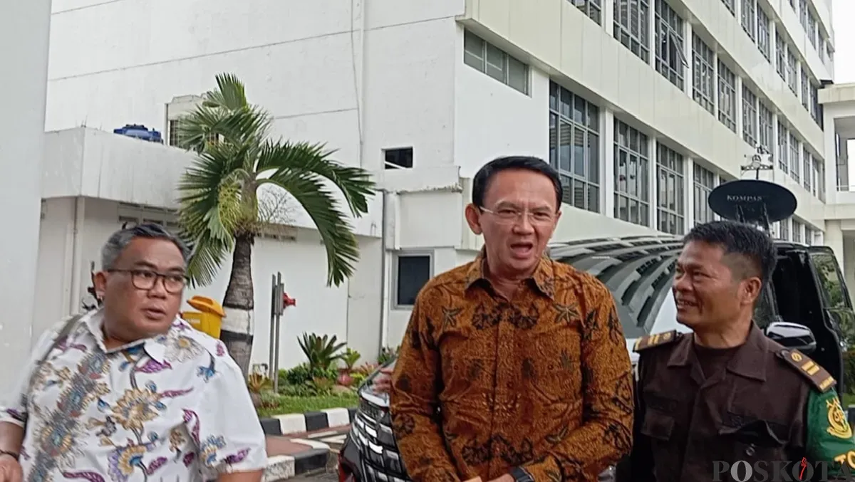 Mantan Komisaris Utama PT Pertamina Basuki Tjahaja Purnama (Ahok) penuhi panggilan Kejagung. (Sumber: Poskota/Ali Mansur)