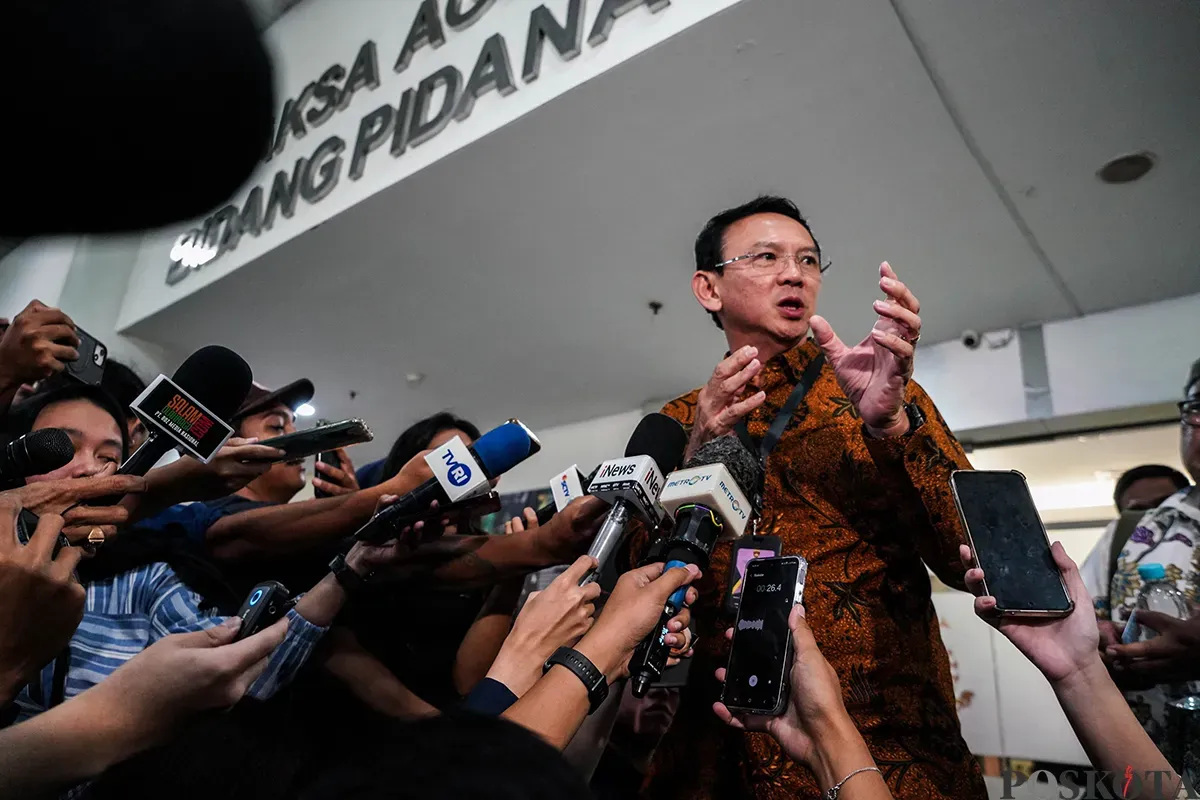 Mantan Komisaris Utama Pertamina, Basuki Tjahaja Purnama alias Ahok, keluar dari Gedung Kejaksaan Agung, Jakarta, Kamis, 13 Maret 2025. (Sumber: Poskoata/ Bilal Nugraha Ginanjar)