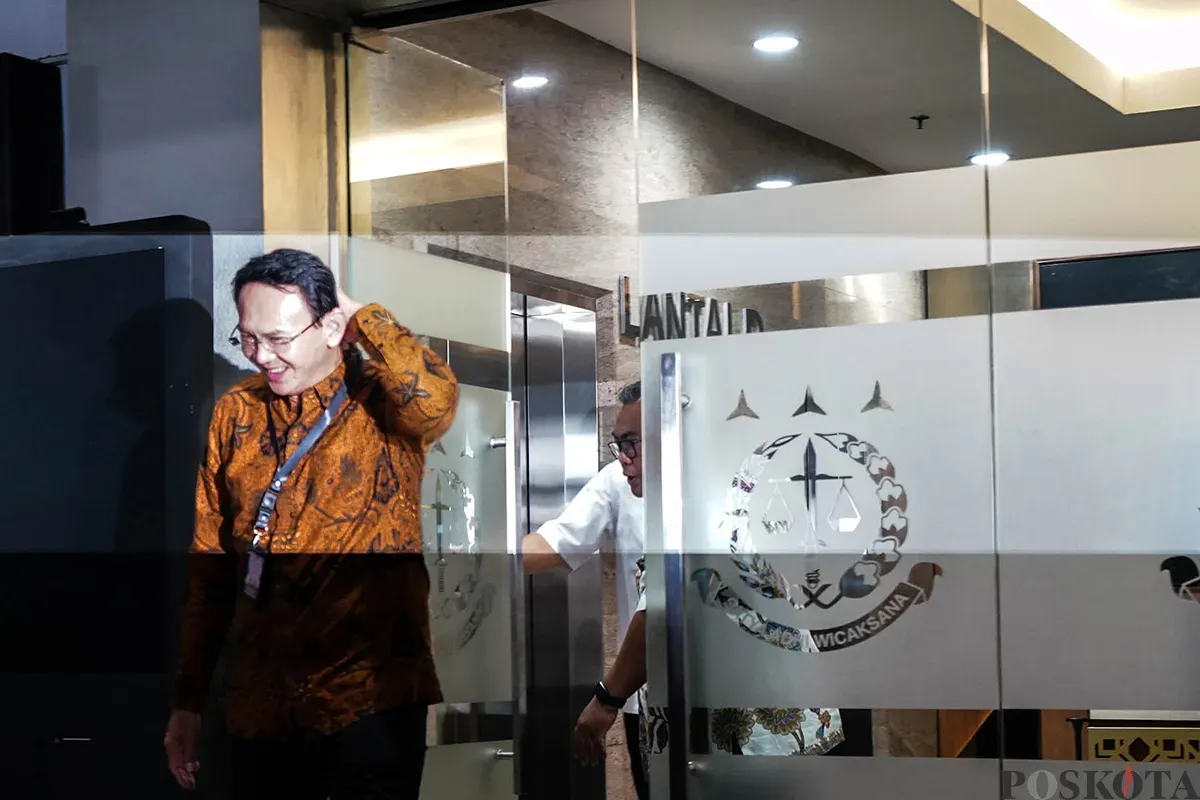 Mantan Komisaris Utama Pertamina, Basuki Tjahaja Purnama alias Ahok, keluar dari Gedung Kejaksaan Agung, Jakarta, Kamis, 13 Maret 2025. (Sumber: Poskoata/ Bilal Nugraha Ginanjar)