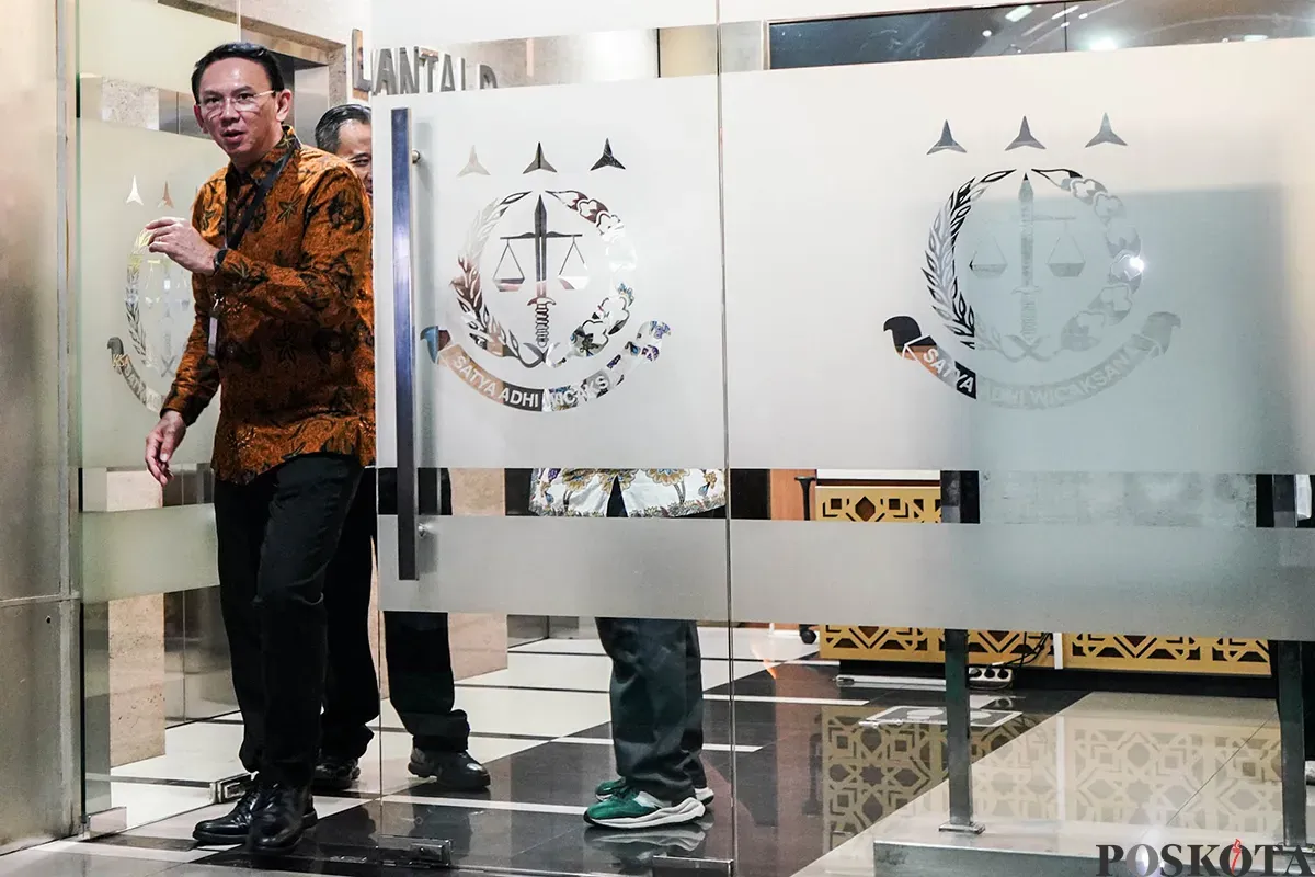 Mantan Komisaris Utama Pertamina, Basuki Tjahaja Purnama alias Ahok, keluar dari Gedung Kejaksaan Agung, Jakarta, Kamis, 13 Maret 2025. (Sumber: Poskoata/ Bilal Nugraha Ginanjar)