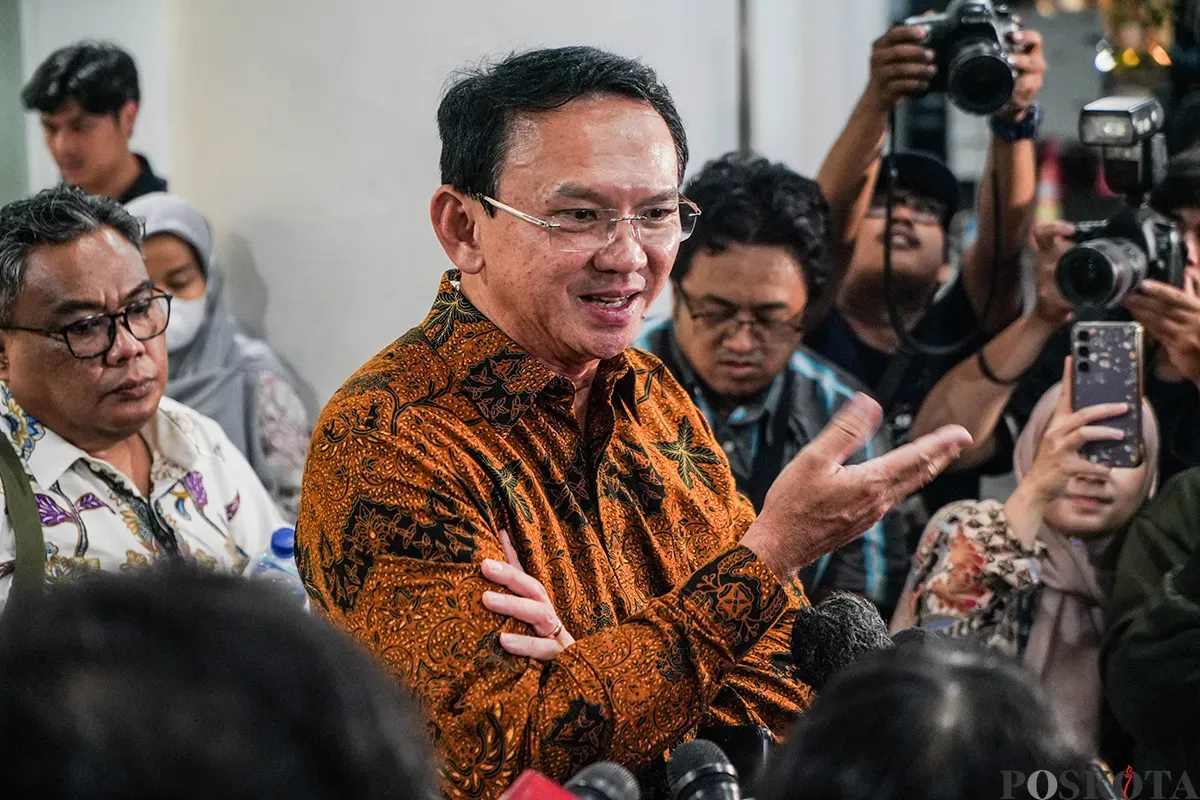 Mantan Komisaris Utama Pertamina, Basuki Tjahaja Purnama alias Ahok, keluar dari Gedung Kejaksaan Agung, Jakarta, Kamis, 13 Maret 2025. (Sumber: Poskoata/ Bilal Nugraha Ginanjar)