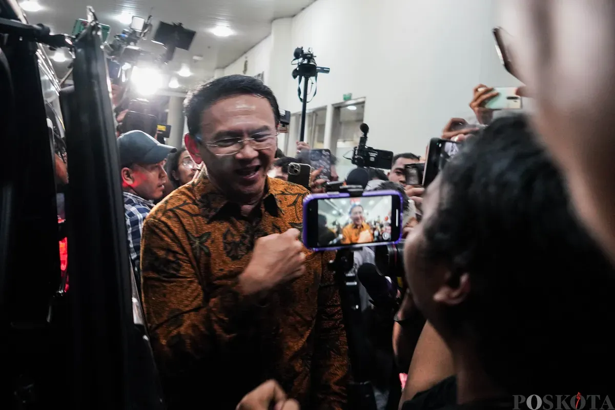 Mantan Komisaris Utama Pertamina, Basuki Tjahaja Purnama alias Ahok, keluar dari Gedung Kejaksaan Agung, Jakarta, Kamis, 13 Maret 2025. (Sumber: Poskoata/ Bilal Nugraha Ginanjar)