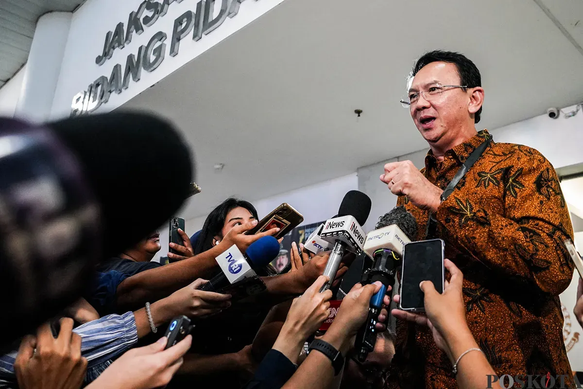 Mantan Komisaris Utama Pertamina, Basuki Tjahaja Purnama alias Ahok, keluar dari Gedung Kejaksaan Agung, Jakarta, Kamis, 13 Maret 2025. (Sumber: Poskoata/ Bilal Nugraha Ginanjar)