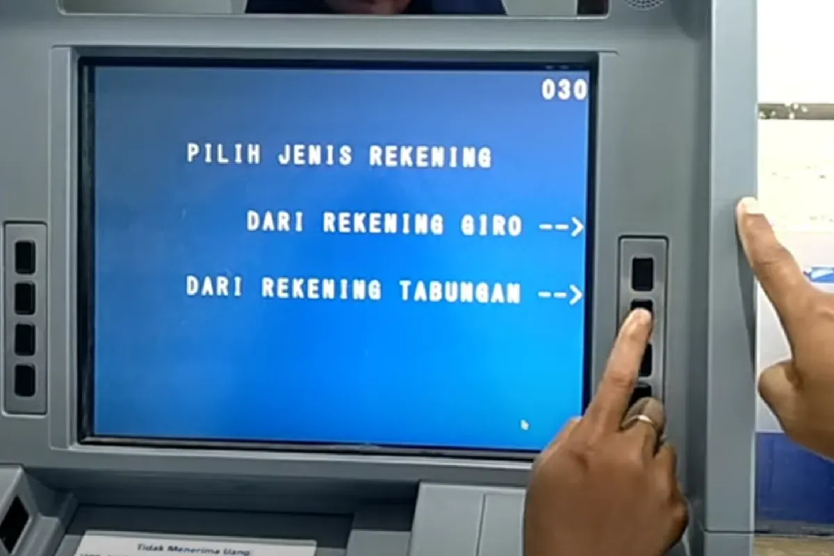 Mesin ATM tempat penarikan dana bantuan PKH dengan mudah dan cepat. (Sumber: Youtube/@Solwidd aan)