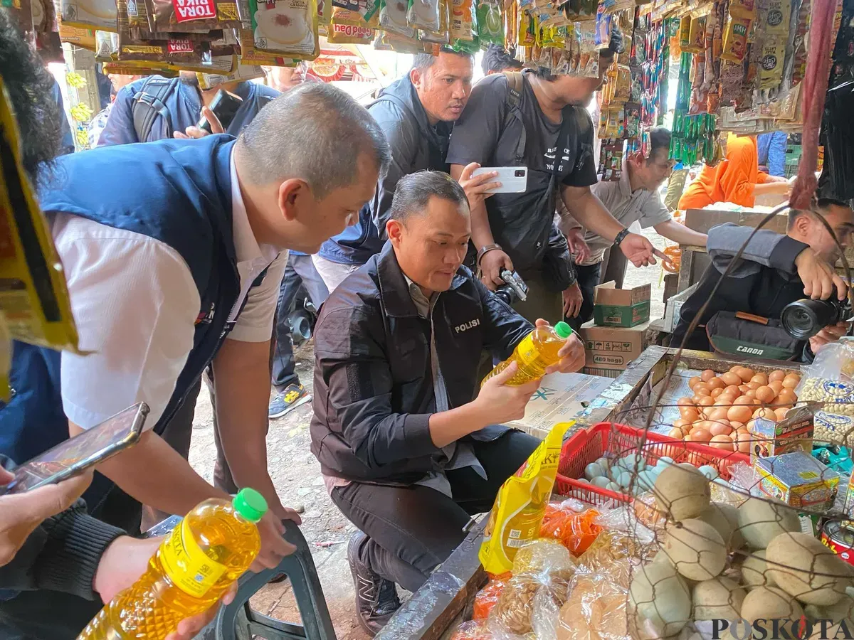 Satreskrim Polres Cimahi bersama dinas terkait melakukan sidak MinyaKita di Pasar Cimindi, Jalan Mahar Martanegara. (Sumber: Poskota/Gatot Poedji Utomo)