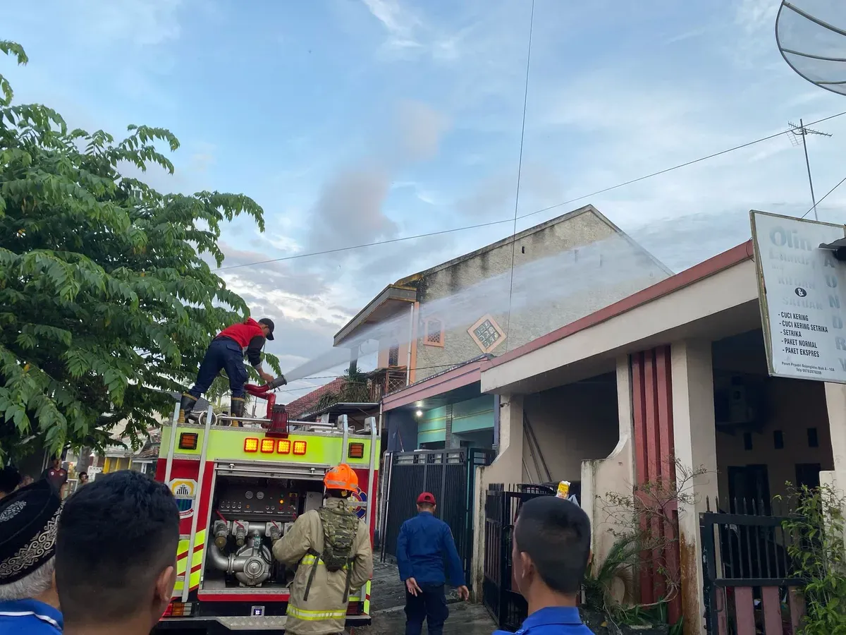 Sejumlah petugas Damkar Lebak saat berusaha menangani kebakaran di kawasan BTN Pepabri Blok A 10, Kampung Bojongleles, Desa Bojongleles, Kecamatan Cibadak. (Sumber: Dok. Damkar Lebak)