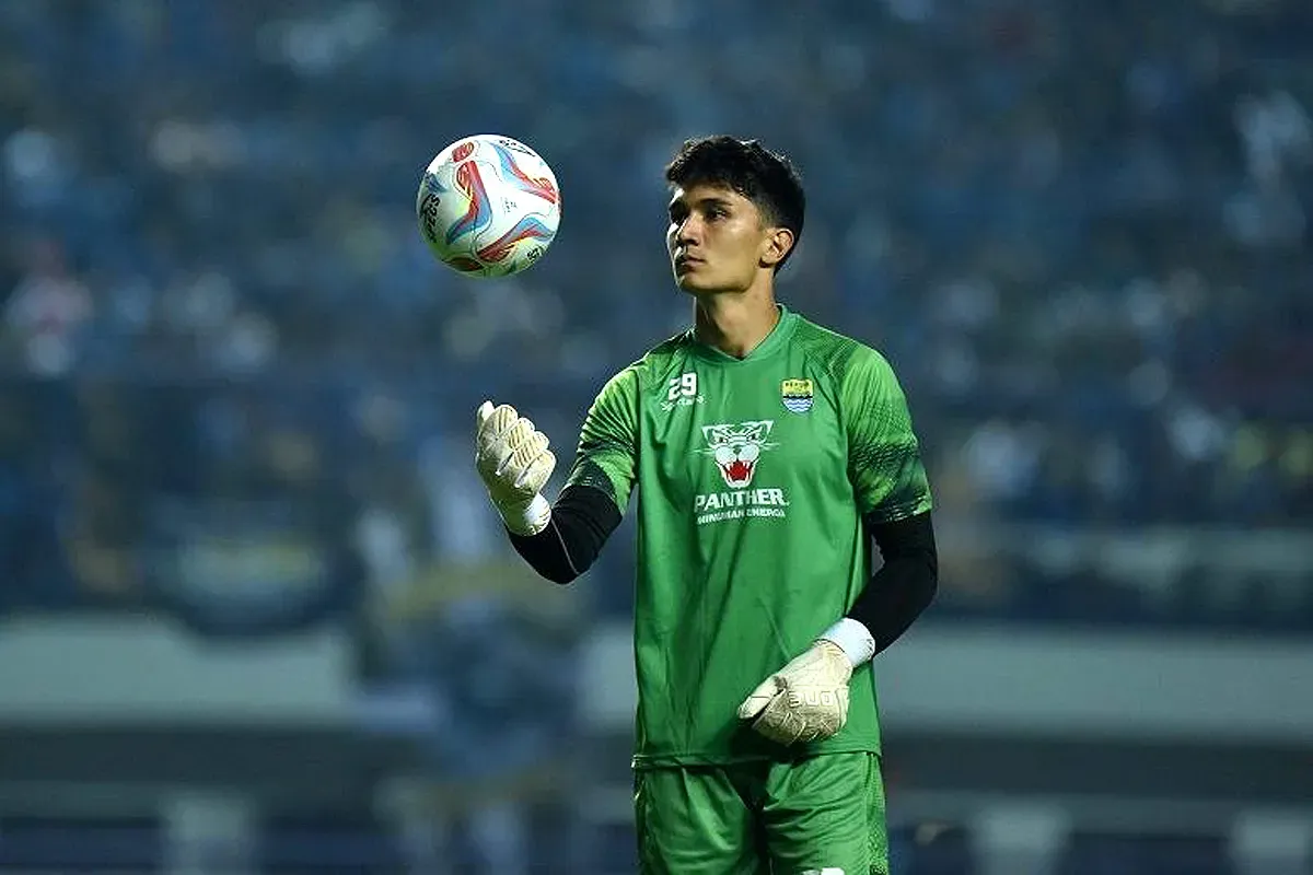 Penjaga gawang Persib Bandung, Kevin Mendoza. (Sumber: persib.co.id)