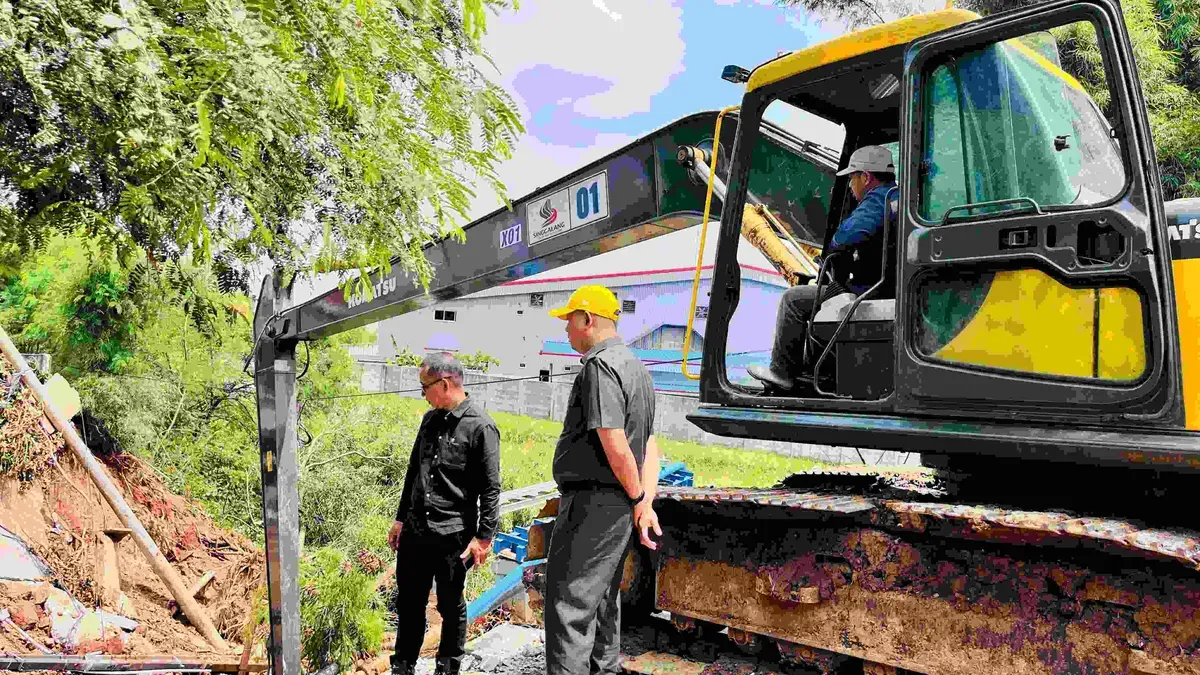 Pemkab Bekasi segera melakuka perbaikan Jembatan Jati Wangi yang rusak akibat longsor. (Sumber: Dok. Diskominfosantik Kabupaten Bekasi)