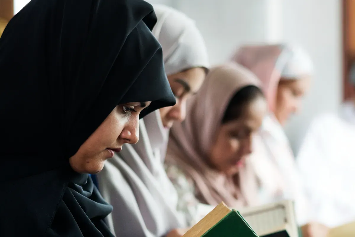  Perempuan membaca Al-Qur'an saat haid ternyata diperbolehkan. (Sumber: Freepik/rawpixel.com)