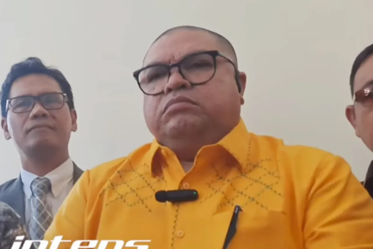 Razman Arif Nasution menanggapi soal rencana keluarga Vadel Badjideh yang akan mencabut laporan terhadap Nikita Mirzani. (Sumber: Tangkap Layar YouTube/Intens Investigasi)