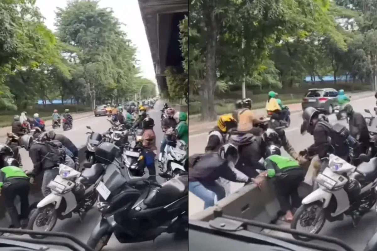 Momen sejumlah pengendara motor mencoba membongkar pembatas jalur Transjakarta. (Sumber: Tangkap Layar Instagram/@medsoszone)