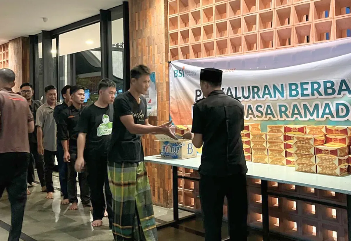 BSI membagikan paket berbuka dalam program Ramadan Berbagi. (Sumber: Dok. BSI Maslahat)