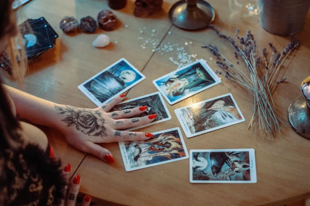 Ramalan Tarot Aries, Taurus, dan Gemini. (Sumber: Pexels/Alina Vilchenko)