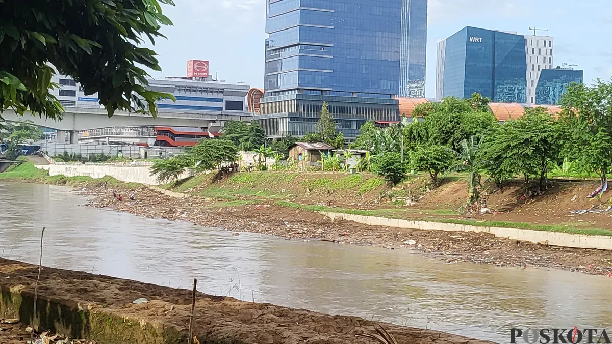 Suasana permukiman warga di bantaran Sungai Ciliwung Kelurahan Pengadegan, Pancoran, Jakarta Selatan. (Sumber: Poskota/Pandi Ramedhan)