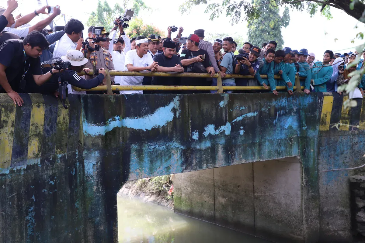 Bupati Bekasi Ade Kuswara Kunang bersama Gubernur Jawa Barat Dedi Mulyadi meninjau langsung proses pembongkaran bangunan liar di bantaran Kali Sepak, Desa Srijaya, Kecamatan Tambun Utara, Jumat 14 Maret 2025. (Sumber: Newsroom Diskominfosantik)