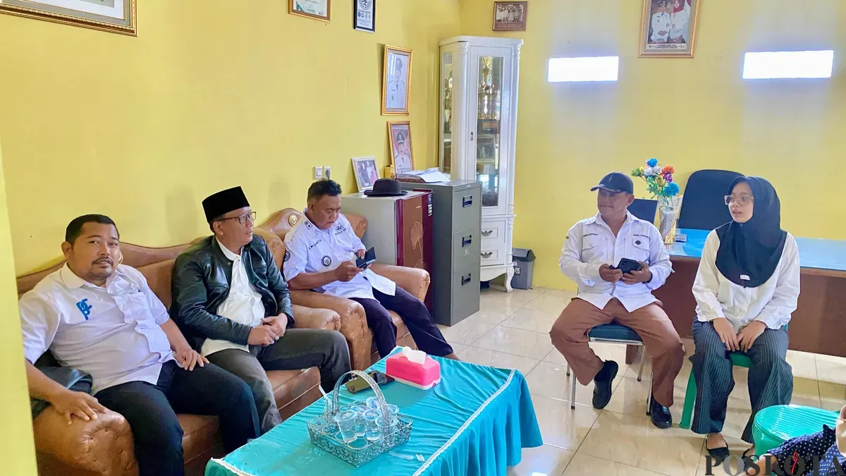 Anggota Komisi IV DPRD Kabupaten Bekasi Boby Agus Ramdan mengunjungi SDN Harjamekar 03, Cikarang Utara. (Sumber: Poskota/Heri Effendi)