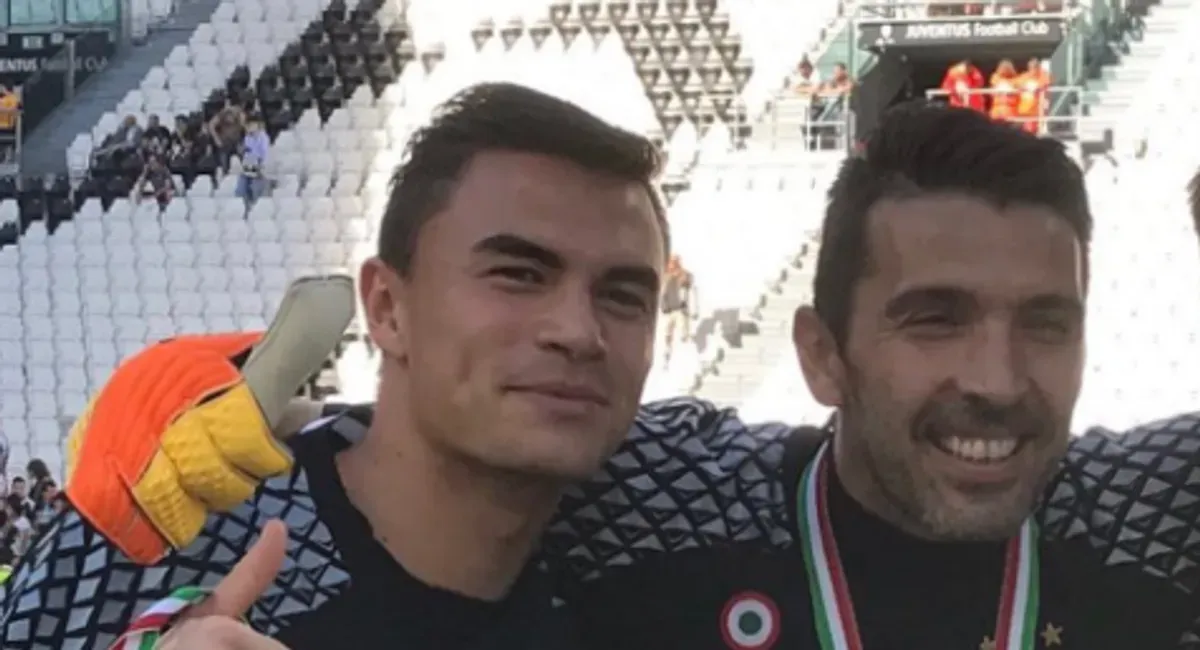 Kiper Timnas Indonesia Emilio Audero Mulyadi saat bermain bersama Gianluigi Buffon di Juventus (Sumber: Instagram/@emil_audero)