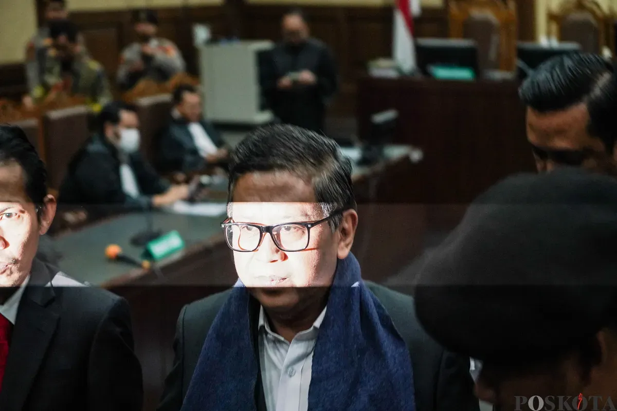 Sekjen DPP PDI Perjuangan Hasto Kristiyanto menjalani sidang dakwaan di Pengadilan Tipikor, Jakara Pusat, Jumat, 14 Maret 2025. Ia didakwa merintangi penyidikan perkara korupsi tersangka Harun Masiku. (Sumber: Poskota/Bilal Nugraha Ginanjar)