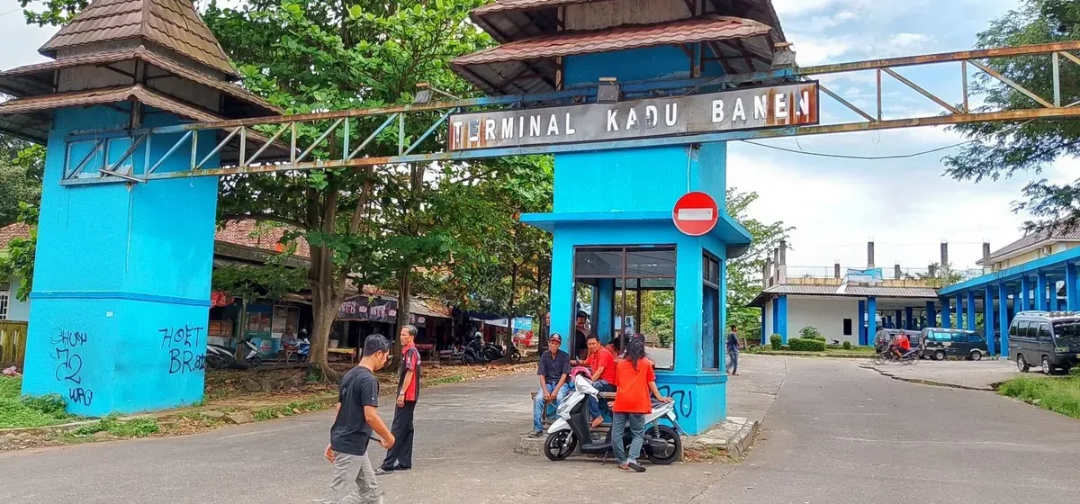 Suasana di gerbang pintu masuk kawasan Terminal Kadubanen, Kecamatan Pandeglang. (Sumber: Dok. Warga)