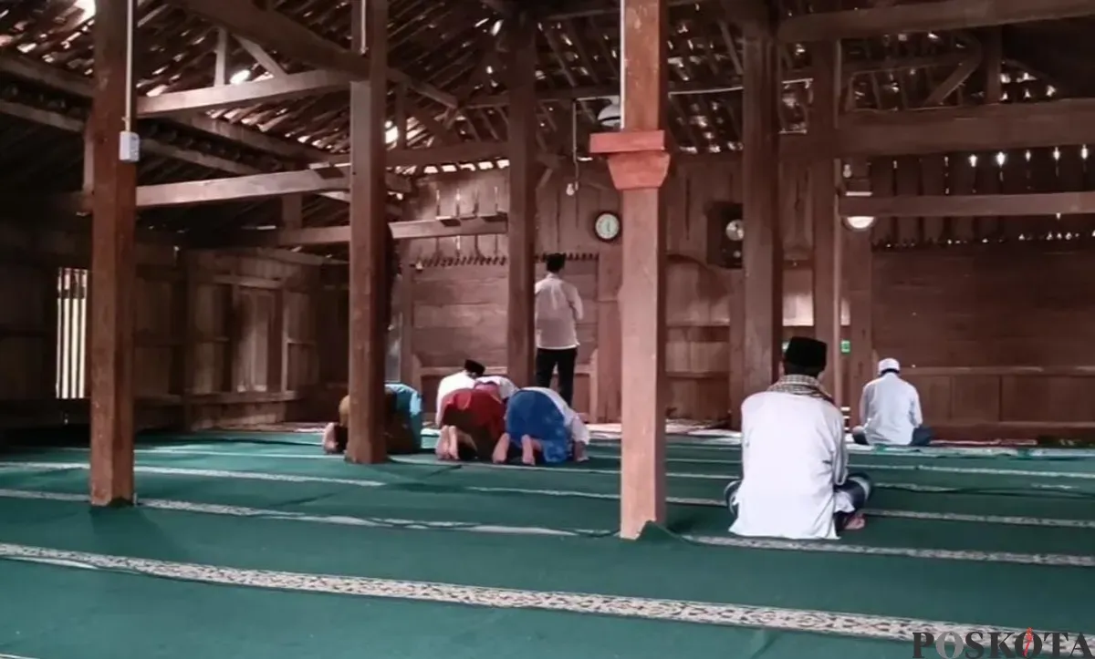 Sejumlah warga saat melaksanakan ibadah salat di Masjid Kuno "Baitul Arsy" di Kampung Pasir Angin, Kelurahan Pagerbatu, Kecamatan Majasari, Pandeglang, Banten. (Sumber: Poskota/Samsul Fatoni)