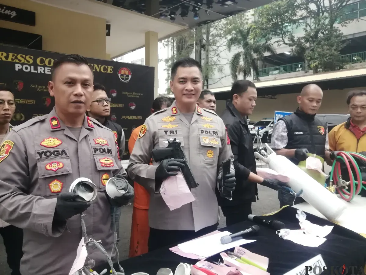 Kapolres Cimahi AKBP Tri Suhartanto (kedua kiri) bersama jajaran Satreskrim menunjukan barang bukti kejahatan dalam gelar perkara, di Mako Polres Cimahi, Jalan Amir Machmud, Jumat 14 Maret 2025. (Sumber: Poskota/Gatot Poedji Utomo)