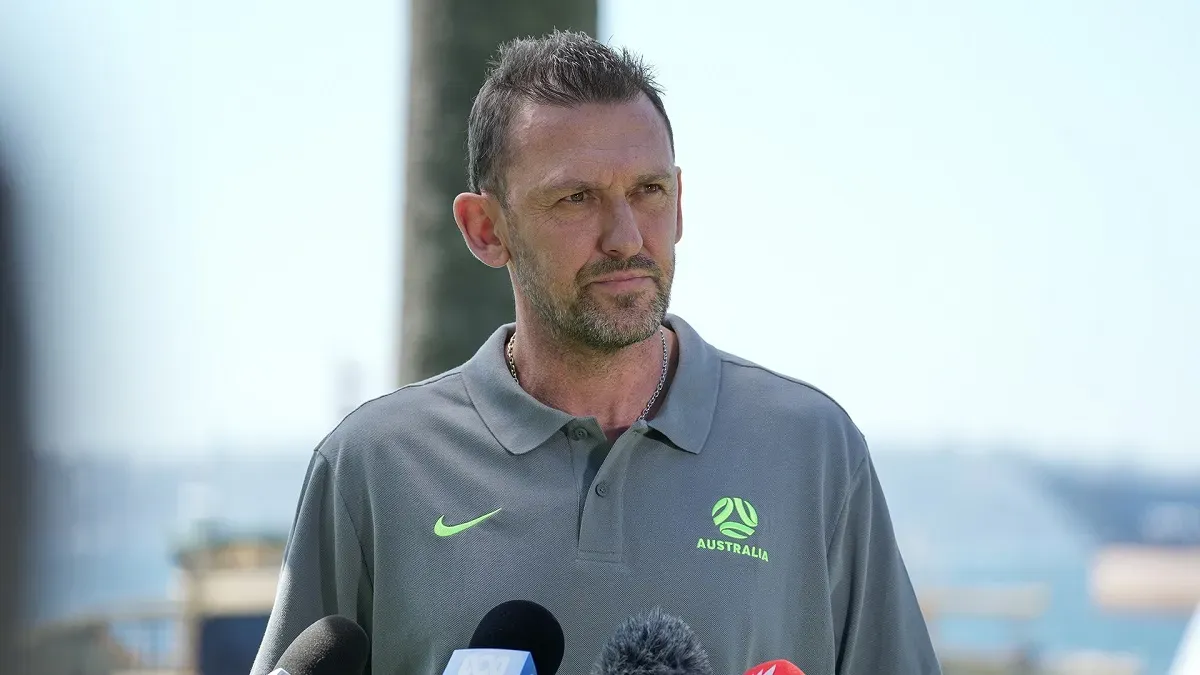 Pelatih Australia, Tony Popovic keluhkan rumptut lapangan untuk laga Australia vs Indonesia. (Foto: socceross.com)