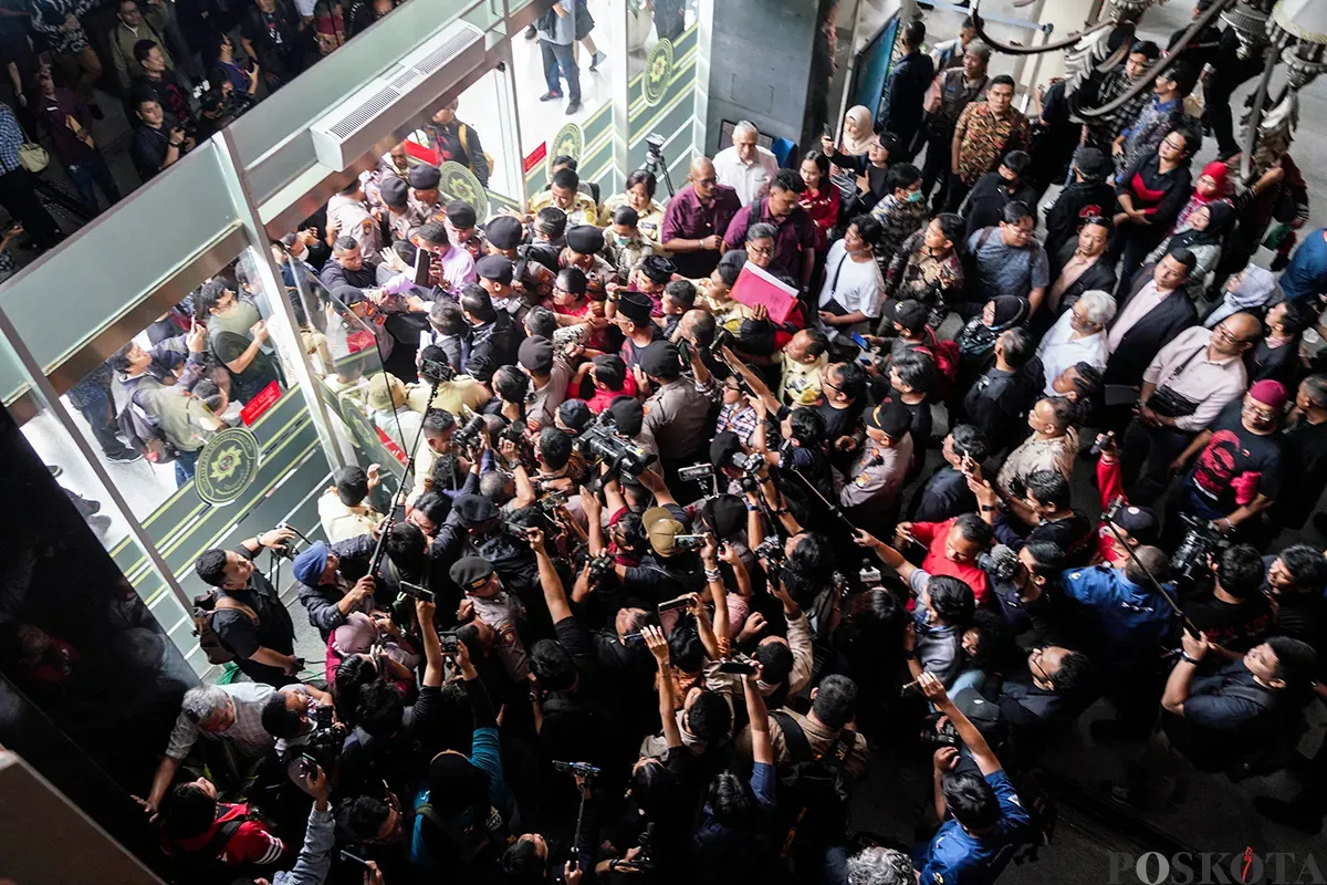 Sekjen Partai Demokrasi Indonesia Perjuangan (PDIP) Hasto Kristiyanto menjalani sidang perdananya di Pengadilan Tipikor, Jakara Pusat, Jumat, 14 Maret 2025. (Sumber: Poskota/Bilal Nugraha Ginanjar)