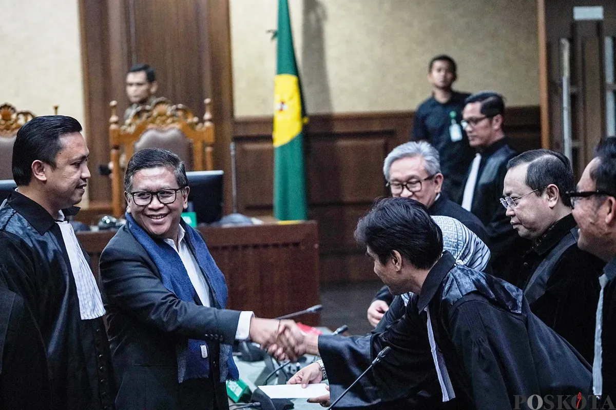 Sekjen Partai Demokrasi Indonesia Perjuangan (PDIP) Hasto Kristiyanto menjalani sidang perdananya di Pengadilan Tipikor, Jakara Pusat, Jumat, 14 Maret 2025. (Sumber: Poskota/Bilal Nugraha Ginanjar)