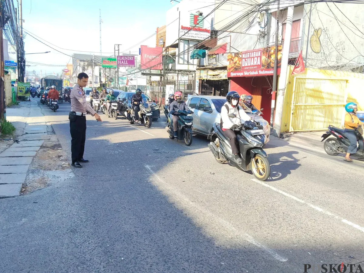 Petugas kepolisian menunjukan TKP kecelakaan maut yang menewaskan pengendara motor di Jalan Raya Cinere, Kecamatan Cinere, Kota Depok, Jumat, 14 Maret 2025. (Sumber: Poskota/Angga Pahlevi)