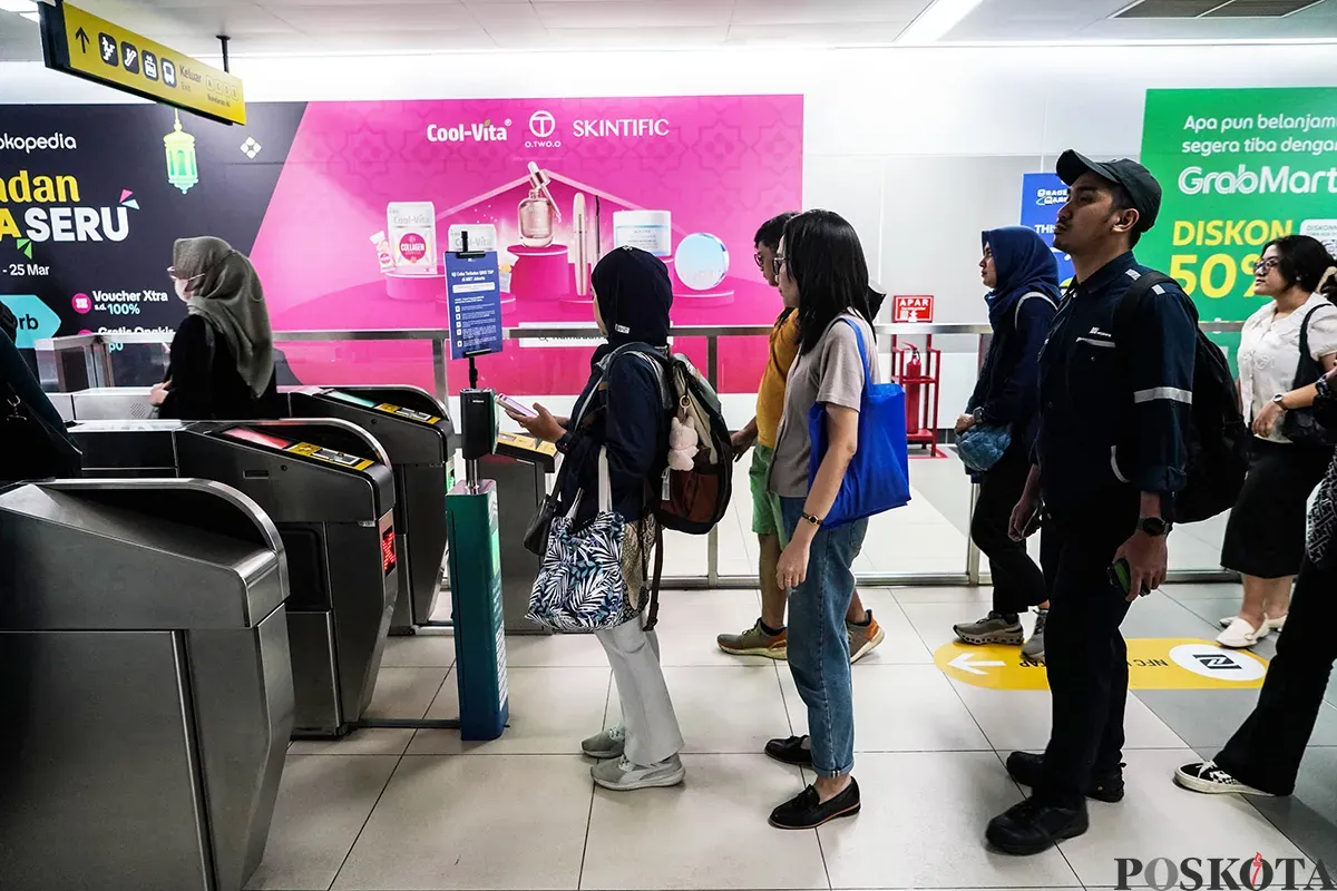 Calon penumpang menempelkan ponsel ke mesin pemindai untuk membayar kereta Moda Raya Terpadu (MRT) di Stasiun MRT Bundaran HI, Jakarta, Jumat 14 Maret 2025. (Sumber: Poskota/Bilal Nugraha Ginanjar)