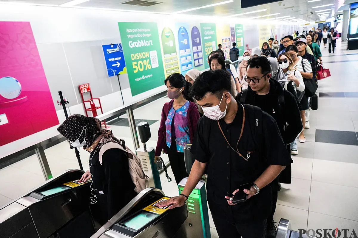 Calon penumpang menempelkan ponsel ke mesin pemindai untuk membayar kereta Moda Raya Terpadu (MRT) di Stasiun MRT Bundaran HI, Jakarta, Jumat 14 Maret 2025. (Sumber: Poskota/Bilal Nugraha Ginanjar)