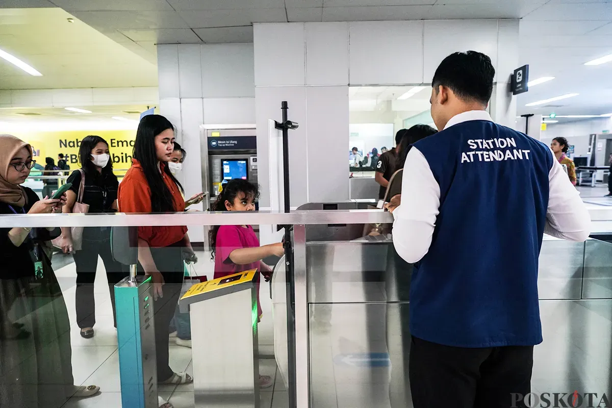 Calon penumpang menempelkan ponsel ke mesin pemindai untuk membayar kereta Moda Raya Terpadu (MRT) di Stasiun MRT Bundaran HI, Jakarta, Jumat 14 Maret 2025. (Sumber: Poskota/Bilal Nugraha Ginanjar)