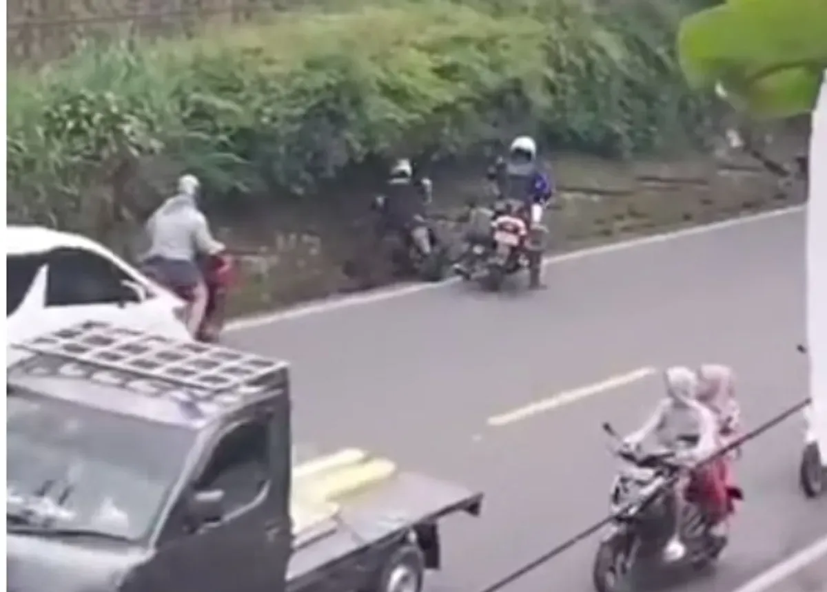 Viral patwal pepet motor warga hingga tersungkur ketika mengawal mobil mewah di Puncak Bogor pada Jumat, 14 Maret 2025. (Sumber: Capture @infojawabarat)