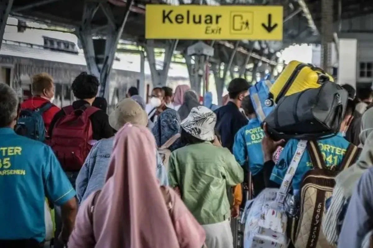 Tiket kereta arus mudik lebaran 2025 tembus 2 Juta penumpang. (Sumber: Pinterest)