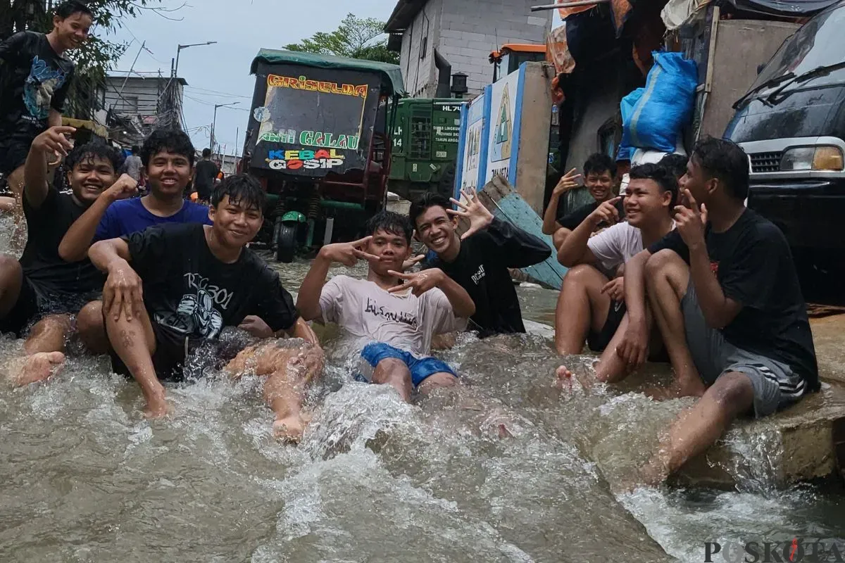 Warga Muara Angke, Penjaringan, Jakarta Utara, saat banjir rob. (Sumber: Poskota/Pandi Ramedhan)