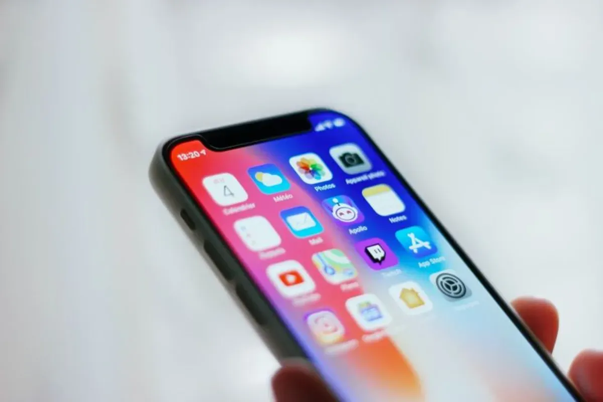 Tips Ampuh Mengatasi Baterai Boros dan iPhone Panas di iOS 18. (Sumber: Pinterest/PS)