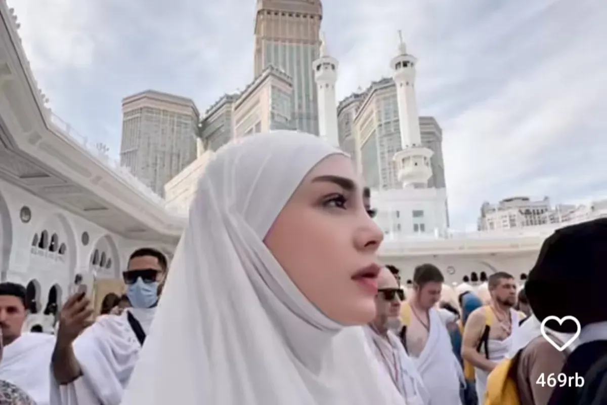 Potret Celine Evangelista saat laksanakan ibadah umrah. (Sumber: Instagram/@celine_evangelista.)