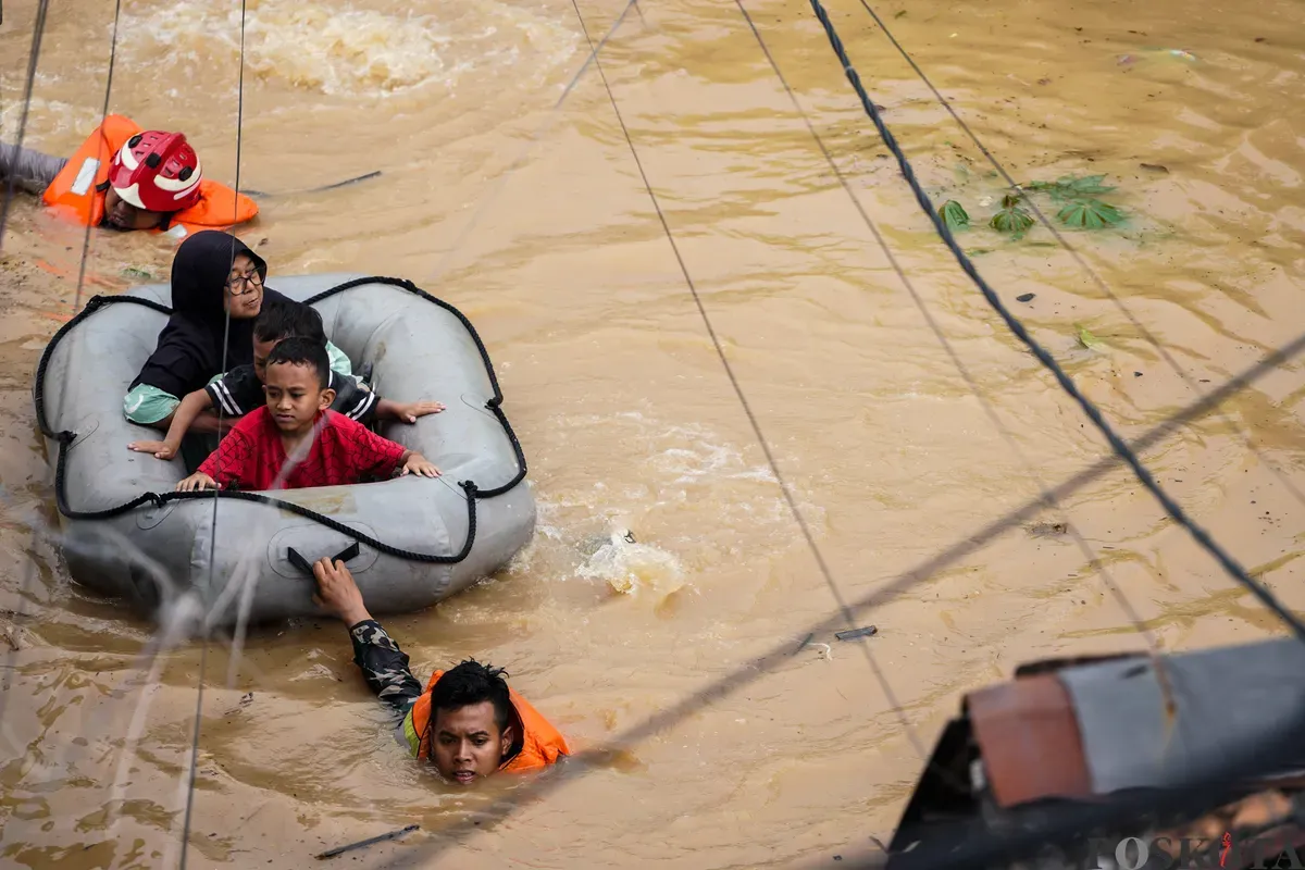 Petugas mengevakuasi warga yang terdampak banjir akibat luapan Kali Ciliwung, di Rawajati, Pancoran, Jakarta Selatan dan Cililitan, Kramat Jati, Jakarta Timur, beberapa waktu lalu. (Sumber: Poskota/Bilal Nugraha Ginanjar)