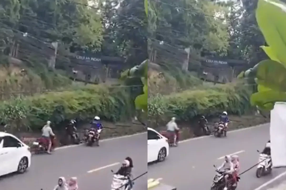 Video viral di media sosial, Patwal menendang pengendara motor hingga tersungkur. (Sumber: Tangkapan Layar X/@neVerAl0nely)