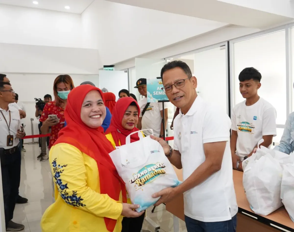 General Manager PLN Unit Induk Distribusi Jakarta Raya, Lasiran menyerahkan sembako tebus murah kepada warga Johar Baru, Jakarta Pusat, Jumat, 14 Maret 2025. (Sumber: Dok. PLN UID Jakarta Raya)