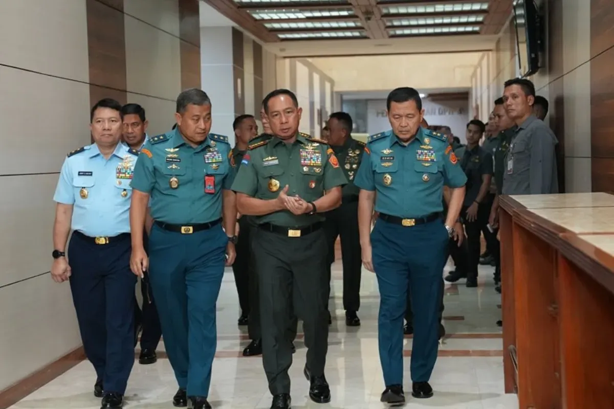 Panglima TNI Jenderal TNI Agus Subiyanto menghadiri rapat dengan Komisi I DPR RI terkait RUU TNI di Ruang Rapat Banggar DPR RI, Jakarta Pusat, pada Kamis, 13 Maret 2025. (Sumber: X/@Puspen_TNI)