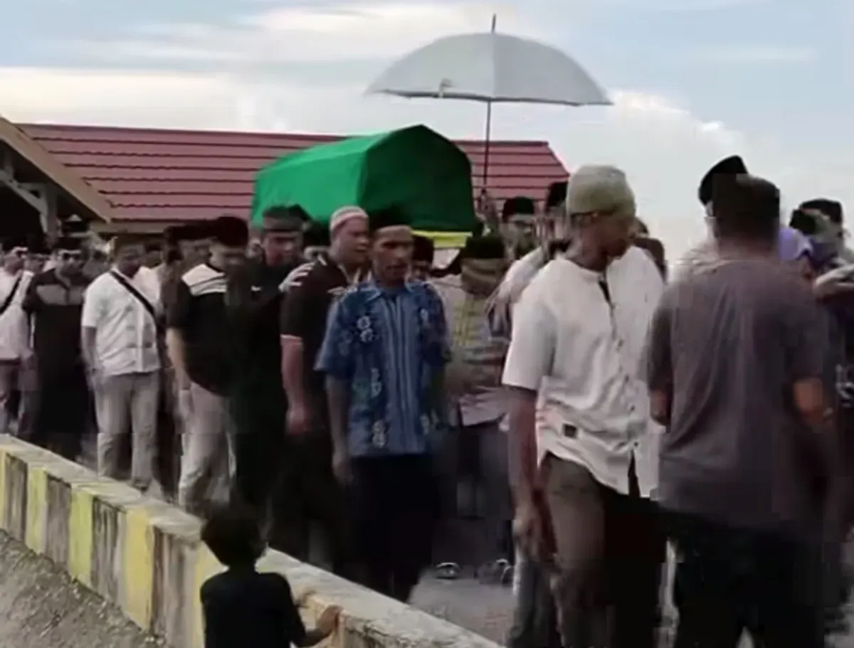 Jenazah Abdul Gani Kasuba saat hendak dimakamkan di kampung halamannya, Desa Bibinoi, Kecamatan Bacan Timur Tengah, Halmahera Selatan. (Sumber: Capture Instagram @fandisibela)