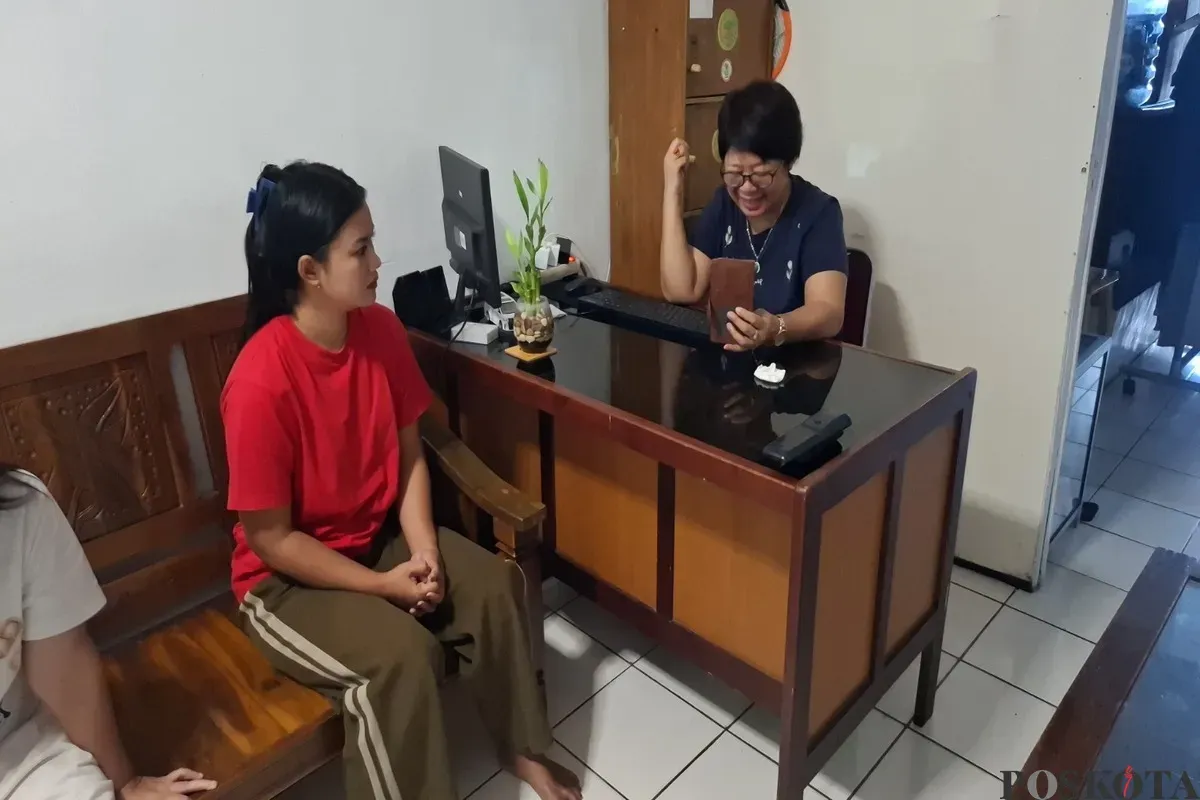 Pemilik Yayasan Dian Abadi Jaya (DAJ), Dian tengah menginterview salah satu calon ART asal Depok, sebelum dikirim ke rumah pengguna jasa. (Sumber: Poskota/Angga Pahlevi)