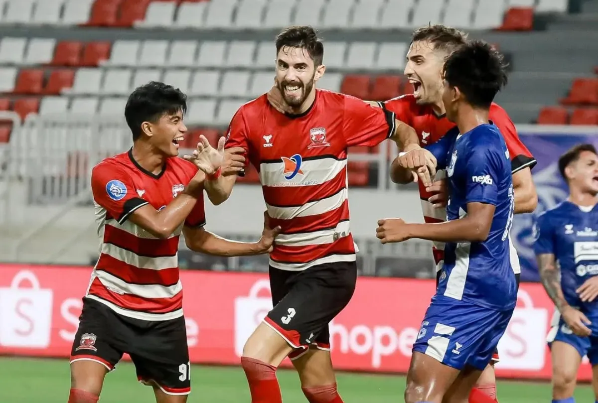 Madura United tumbangkan PSIS Semarang dalam laga tunda pekan 26 Liga 1 2024-25. (Foto: Instagram/@maduraunited.fc)