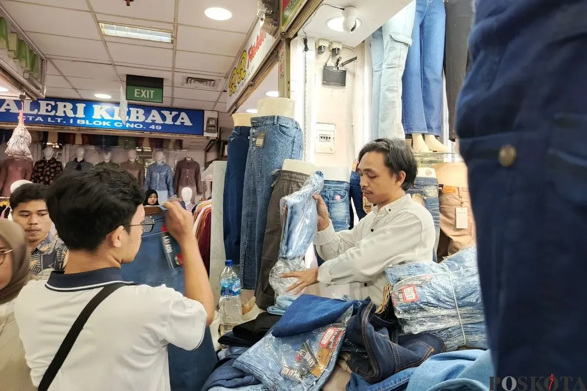 Suasana Blok F Pasar Tanah Abang, Jakarta Pusat, dua pekan menjelang Hari Raya Idul Fitri 1446 hijriah, Minggu, 16 Maret 2025. (Sumber: Poskota/Ali Mansur)